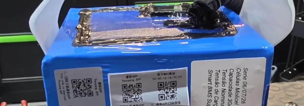 Bateria de veículo elétrico em diagnóstico na bancada técnica