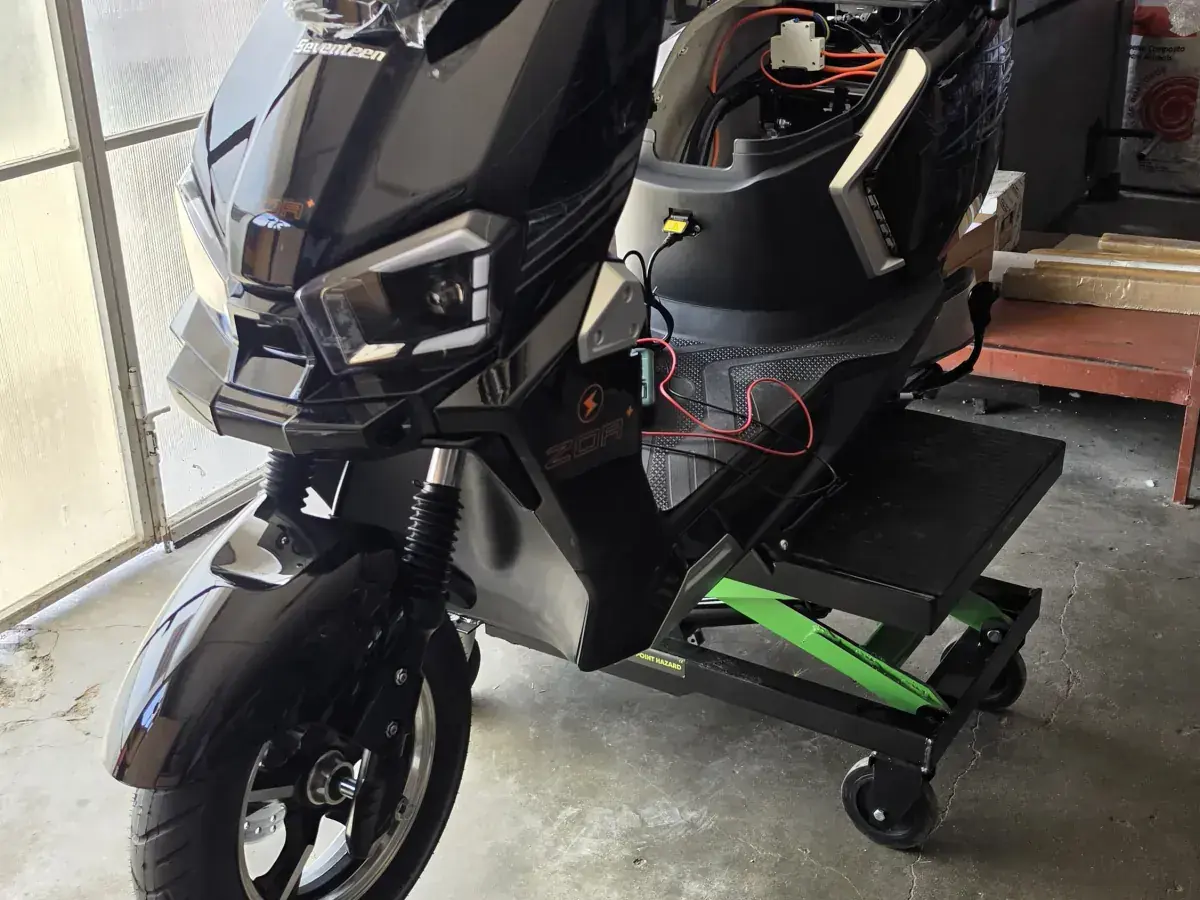 Mota elétrica com o sistema elétrico em assistência técnica