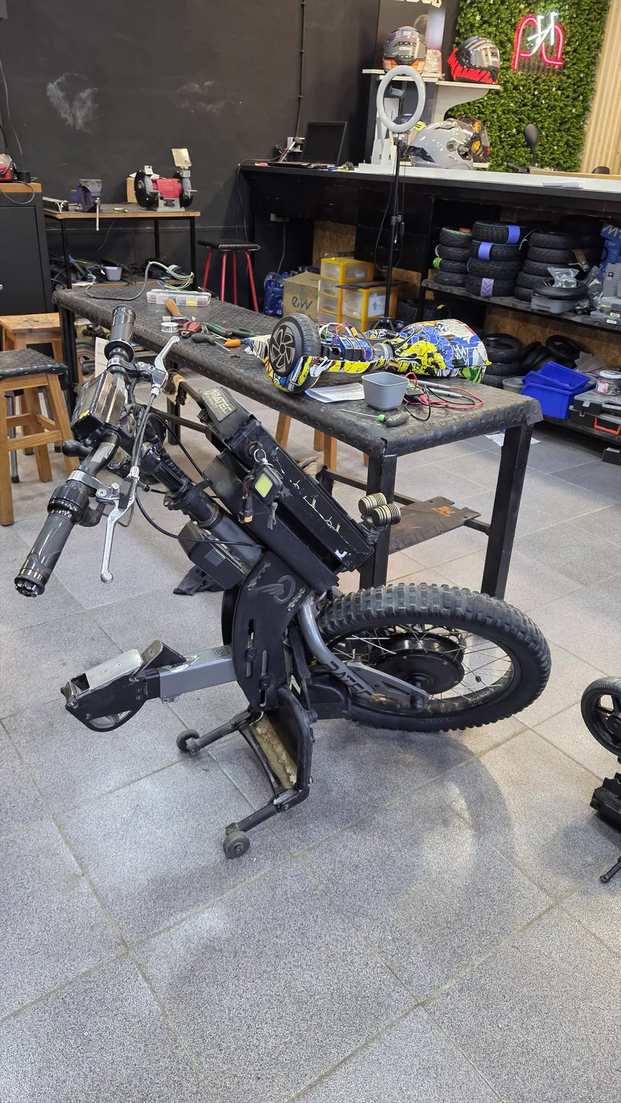 Equipamento elétrico de mobilidade reduzida desmontado para reparação na oficina PA Repair