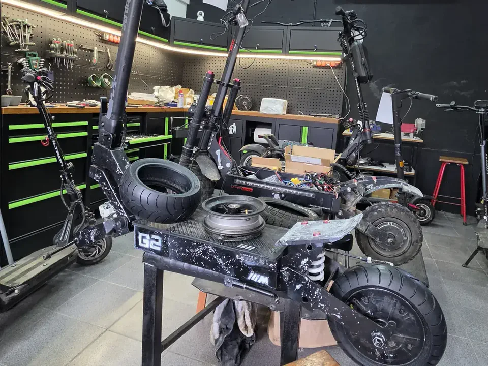 Trotinetes elétricas desmontadas para reparação na oficina PA Repair