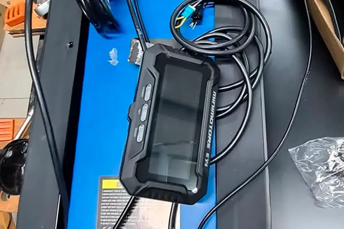 Equipamento de diagnóstico ligado ao sistema elétrico de uma trotinete